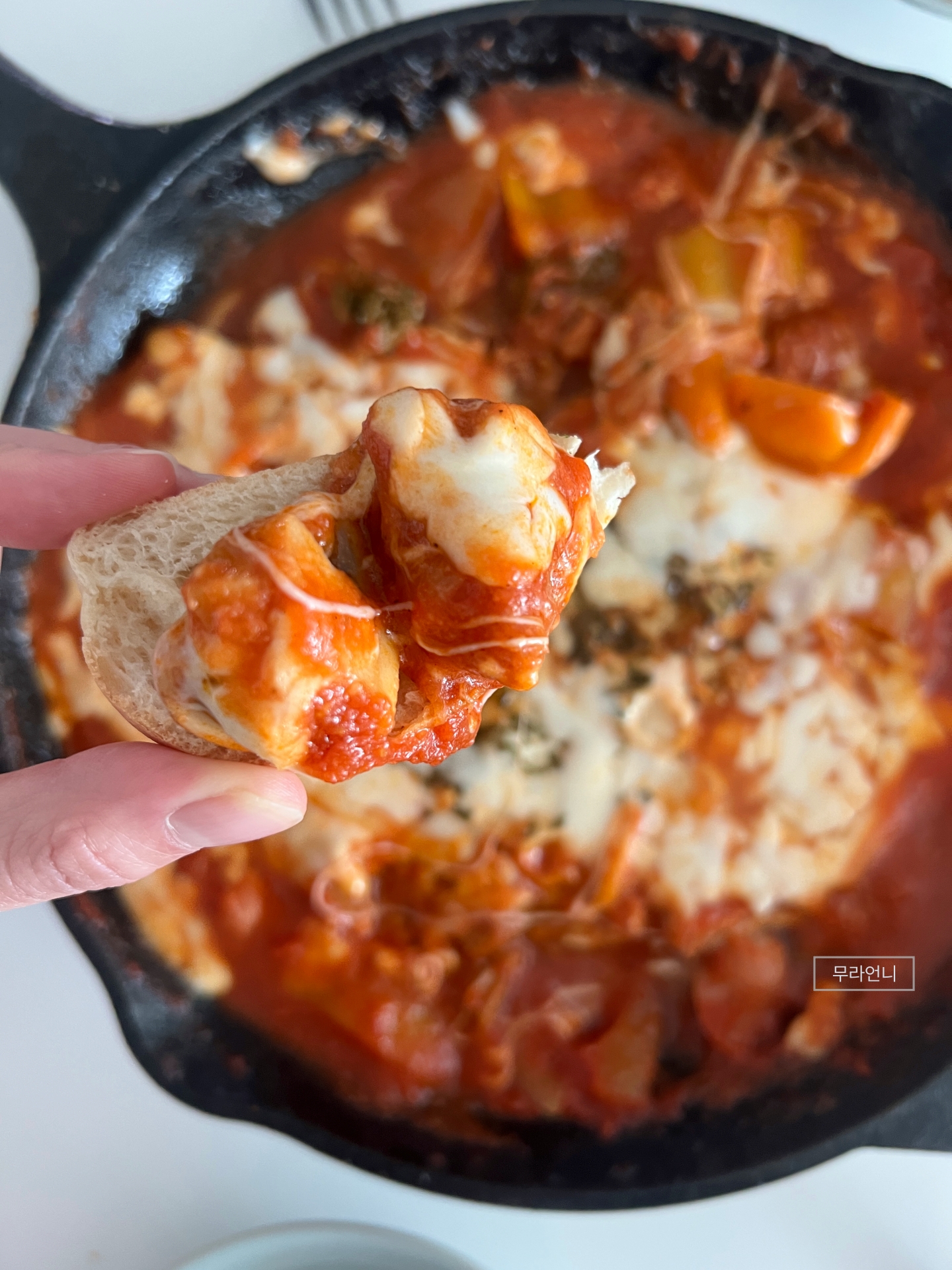 바케트빵에 야채듬뿍 국물 듬뿍 올려서 먹기