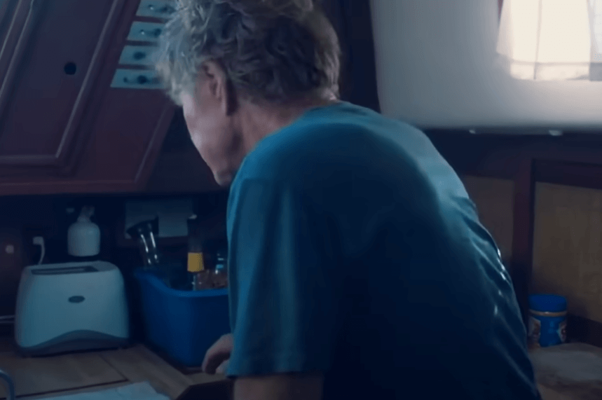 컨테이너가 그의 요트와 충돌1