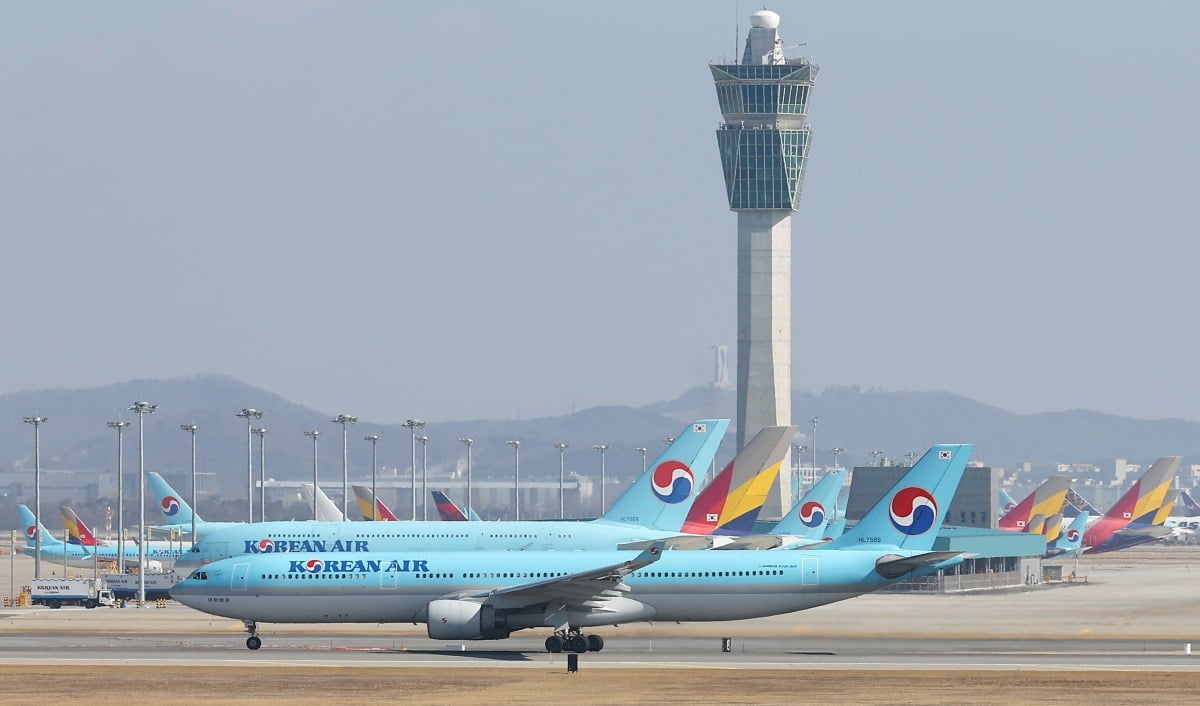 인천국제공항 활주로에서 이륙하는 대한항공 항공기.