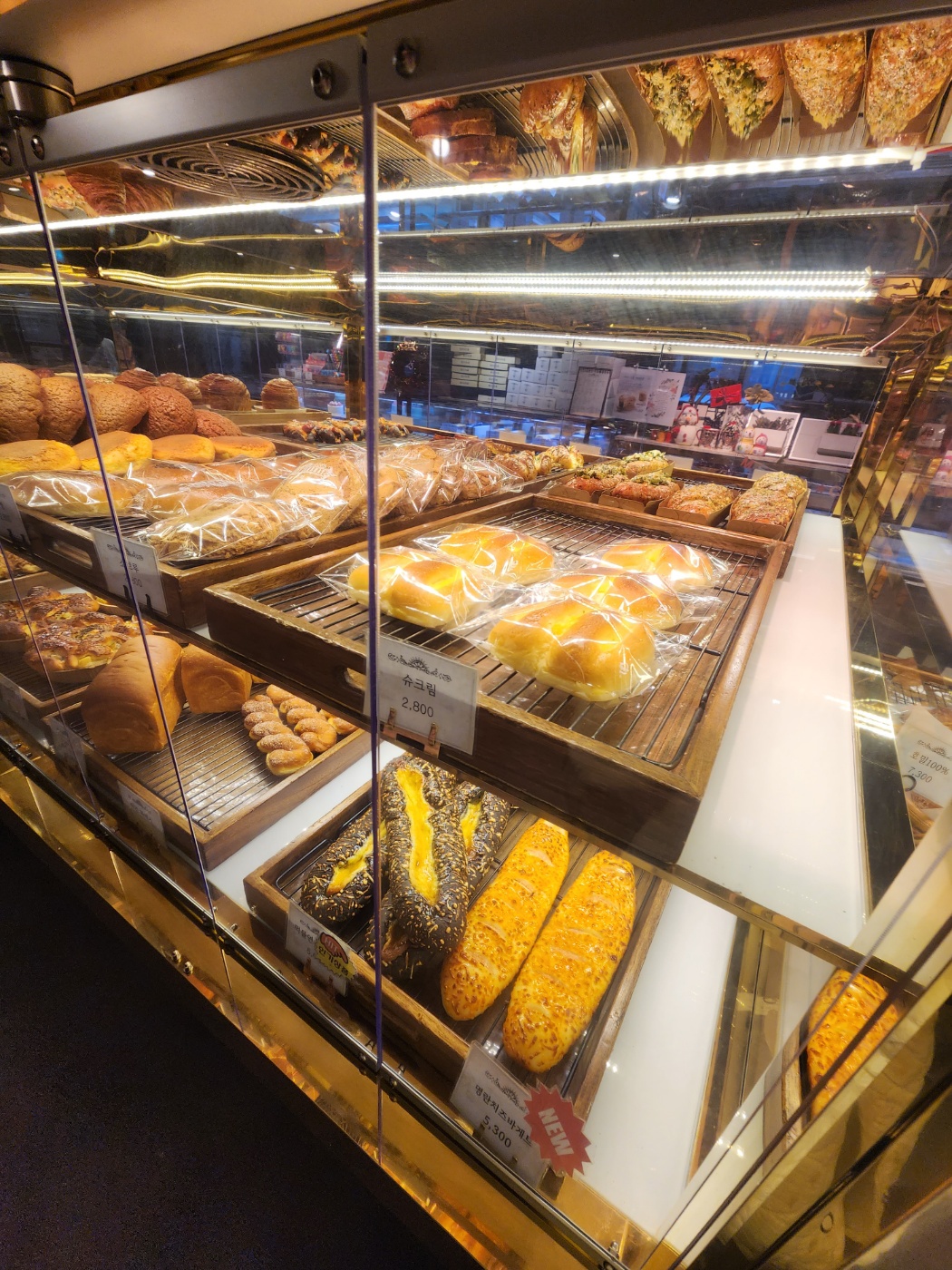 쇼케이스안에진열되어있는 빵들