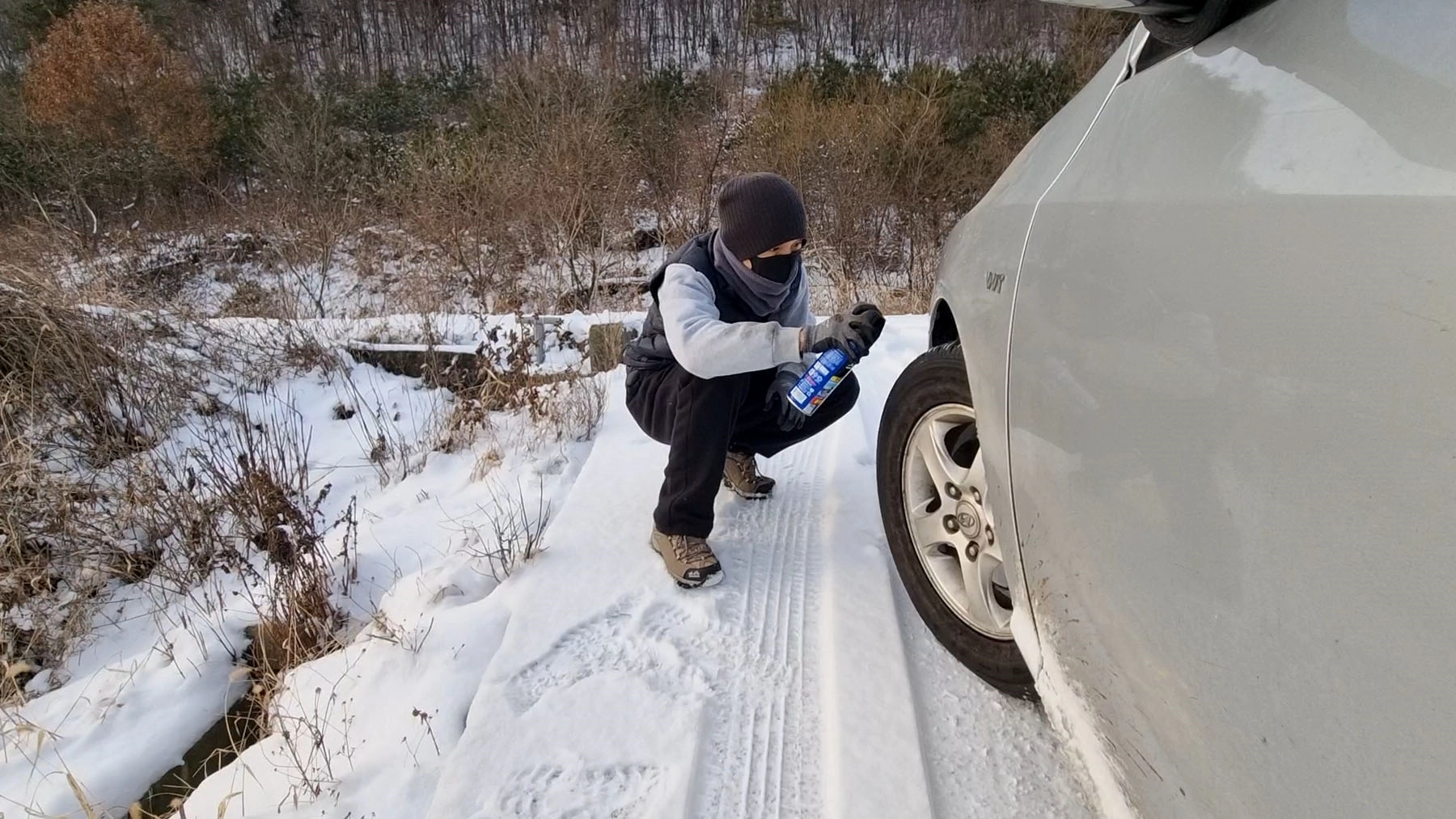 뿌리는 스노우체인 분사하는 모습