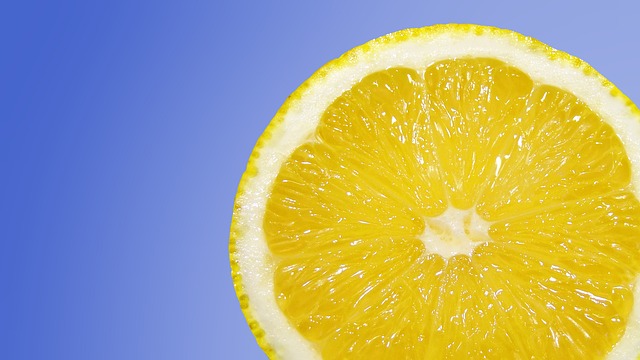 https://cdn.pixabay.com/photo/2015/11/05/18/56/lemon-1024641_640.jpg