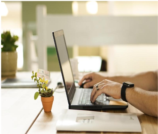 노트북으로 거래하는 장면