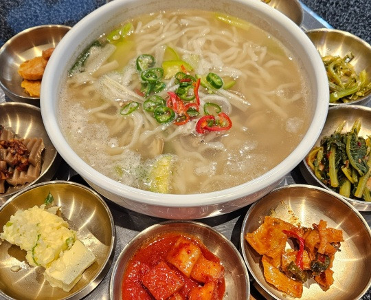 강남 흑돼지 '흑돼지대통령 칼국수대통령'