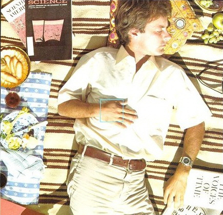 햇살이 비치는 줄무늬 담요 위에 한 남성이 옆으로 누워 조용히 눈을 감고 있다. 그는 흰 셔츠와 연한 베이지색 바지를 입고, 한 손은 가슴에 얹고 다른 손은 잡지를 느슨하게 쥐고 있다. 주변에는 과일과 빵, 와인잔, 꽃 접시, 도시락, 과학 잡지 등이 놓여 있어 소풍을 즐기다 잠든 듯한 따뜻하고 평화로운 분위기를 자아낸다.