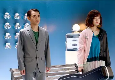 요코이와-준이-나란히-서있다