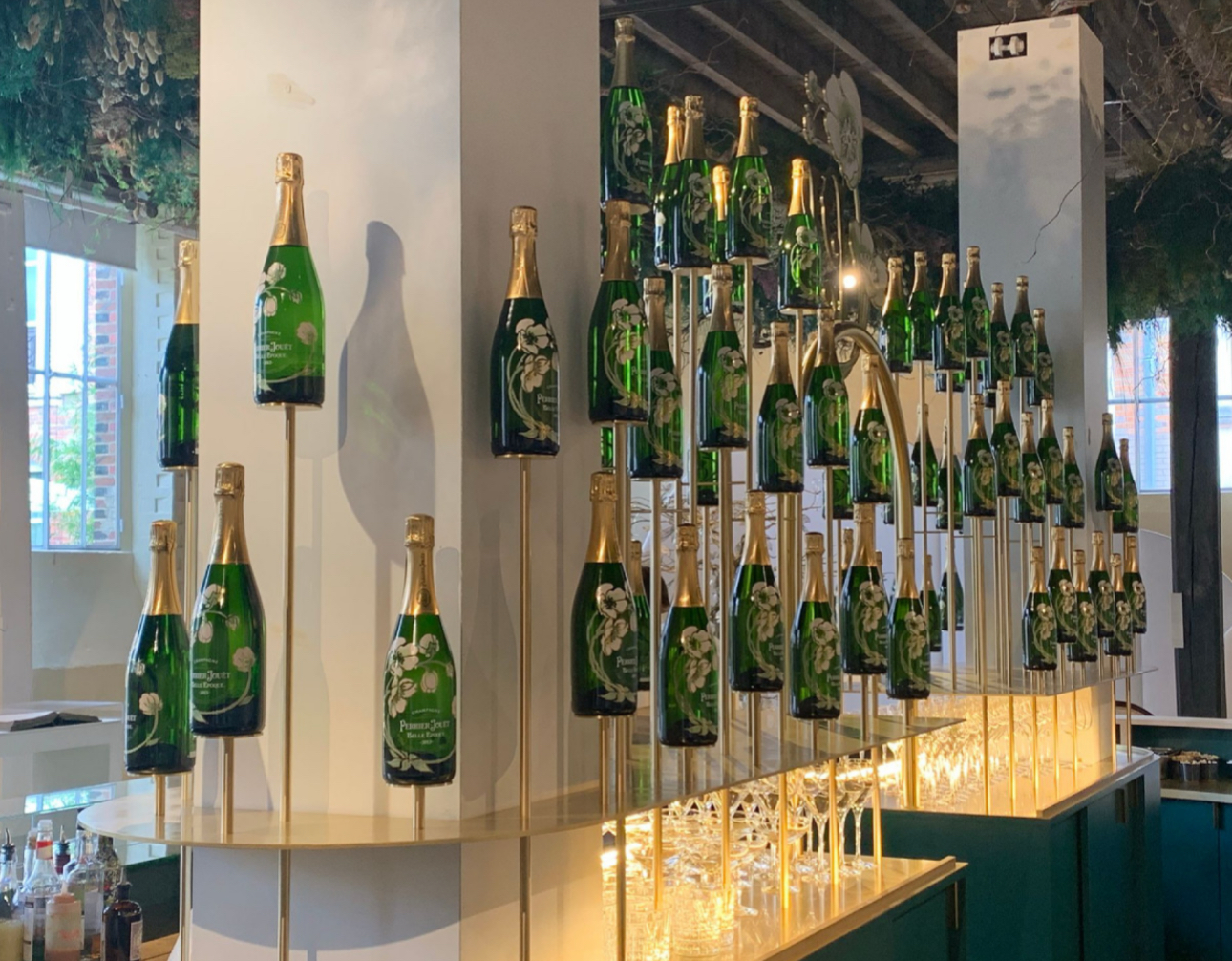 에페르네, 페리에 주에 와인 바 내부, 와인병 데코