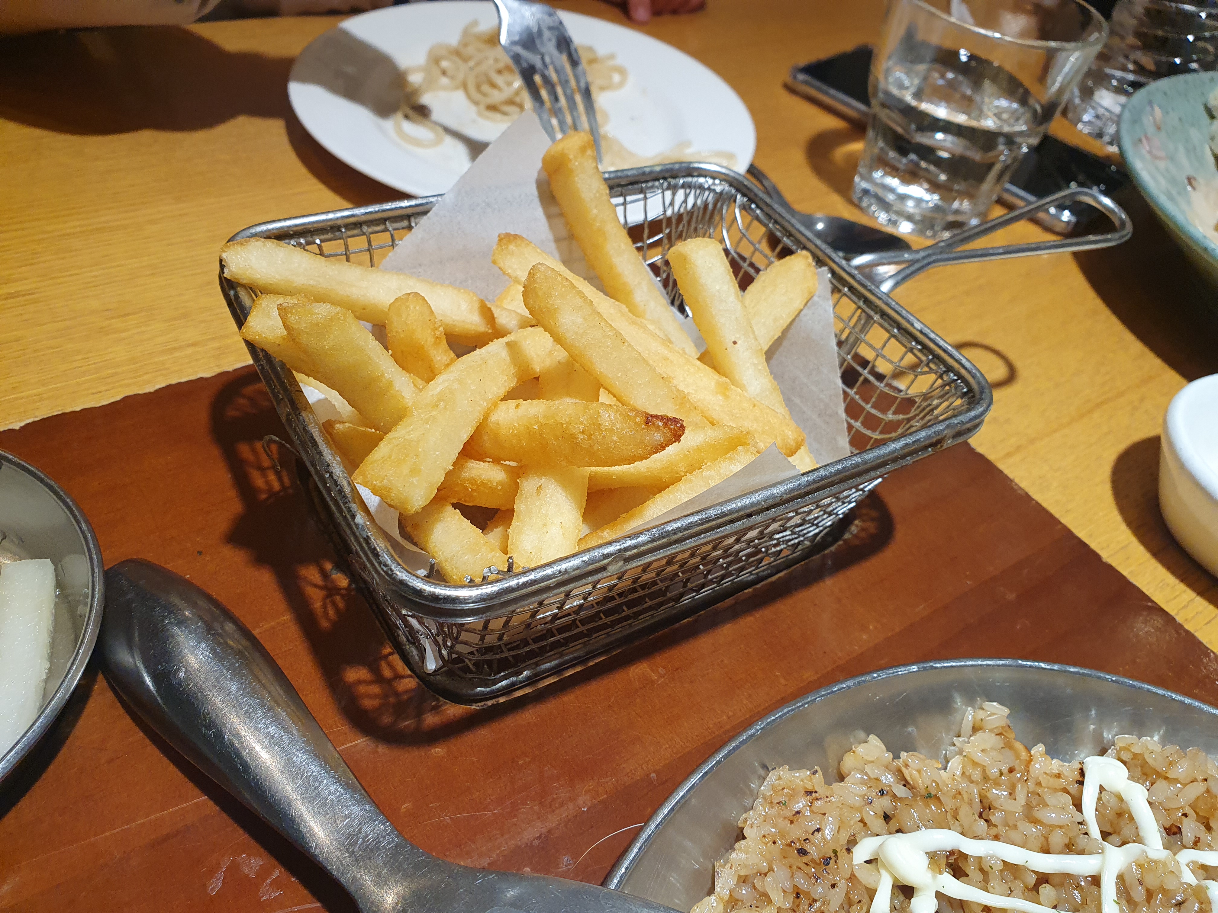 감튀가 식어도 바삭거림.. 맥주를 부르는맛!