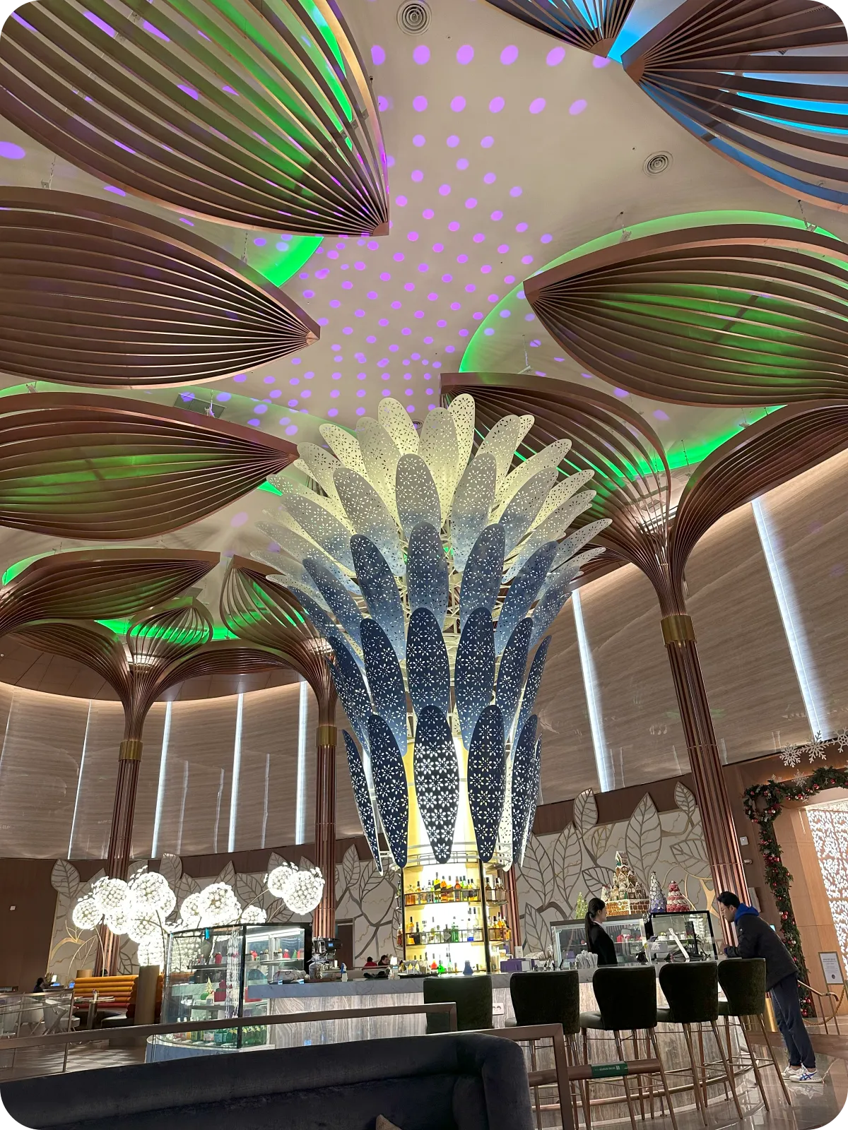 야자수 모양의 조명탑