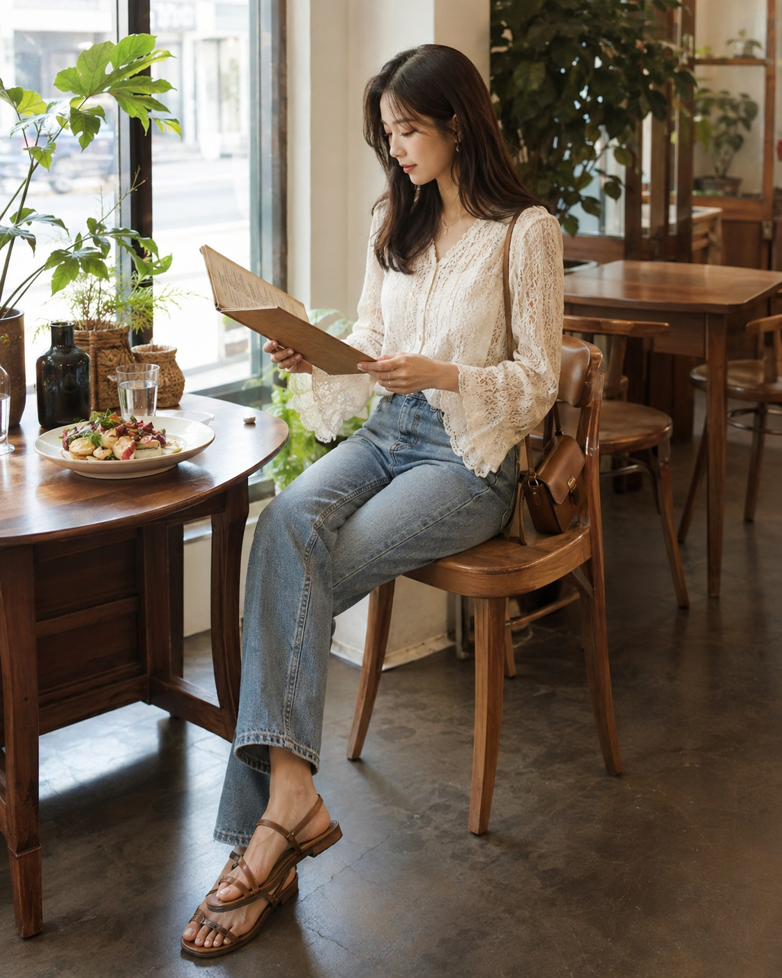 아이보리 자수 블라우스 + 중청 스트레이트진처럼 색과 아이템을 연결해 전체 착장을 정돈한 코디입니다.