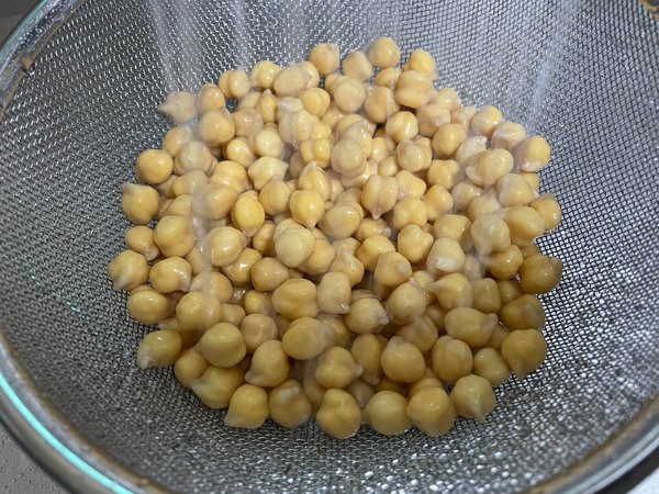 병아리콩 삶기 - 불린 병아리콩 찬물에 헹구기