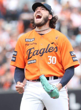 한화 폰세선수의 모습