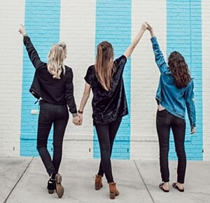 친구들과-손잡는-모습