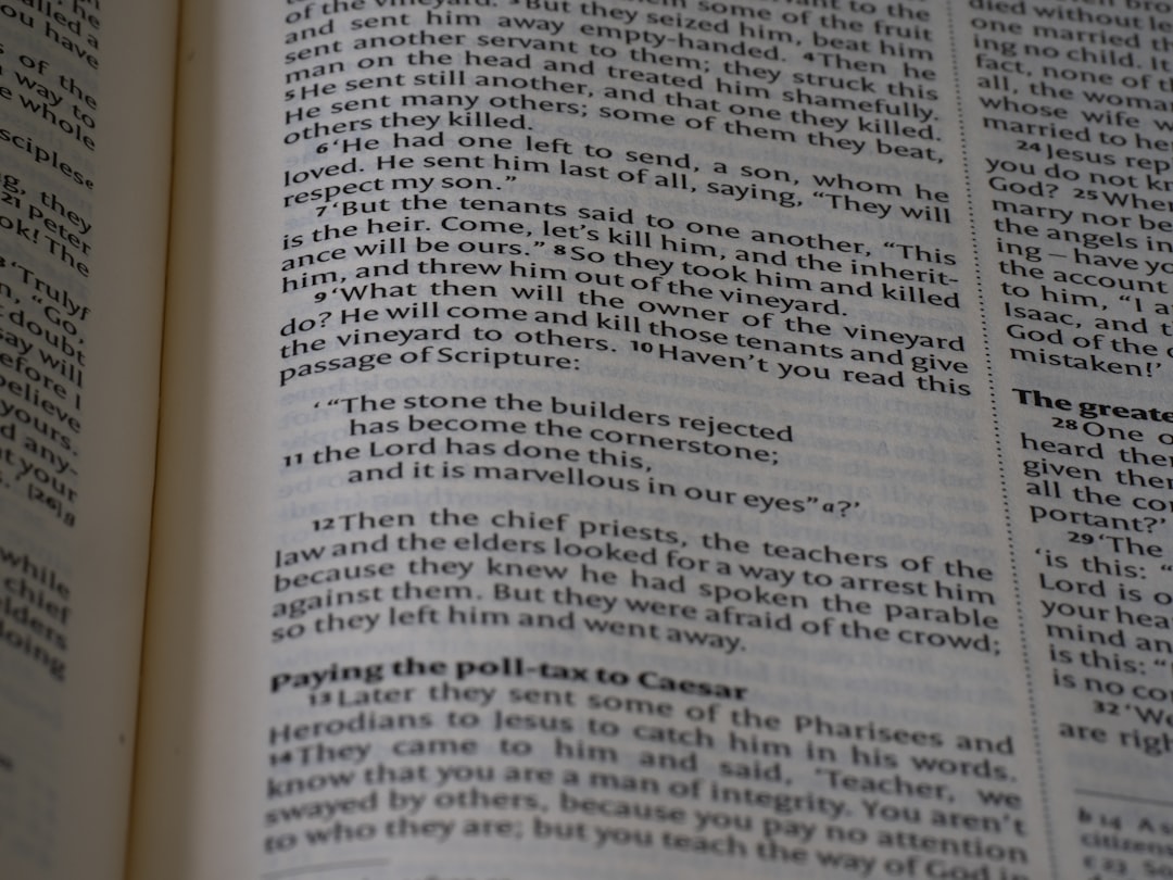 가장 중요한 명사는 장려금이고, 영어로는 grant를 추천합니다. 이 단어는 정부의 보조금이나 인센티브를 일반적으로 가리키는 표현으로 적합합니다. 필요하다면 상황에 따라 subsidy나 incentive도 사용할 수 있습니다.