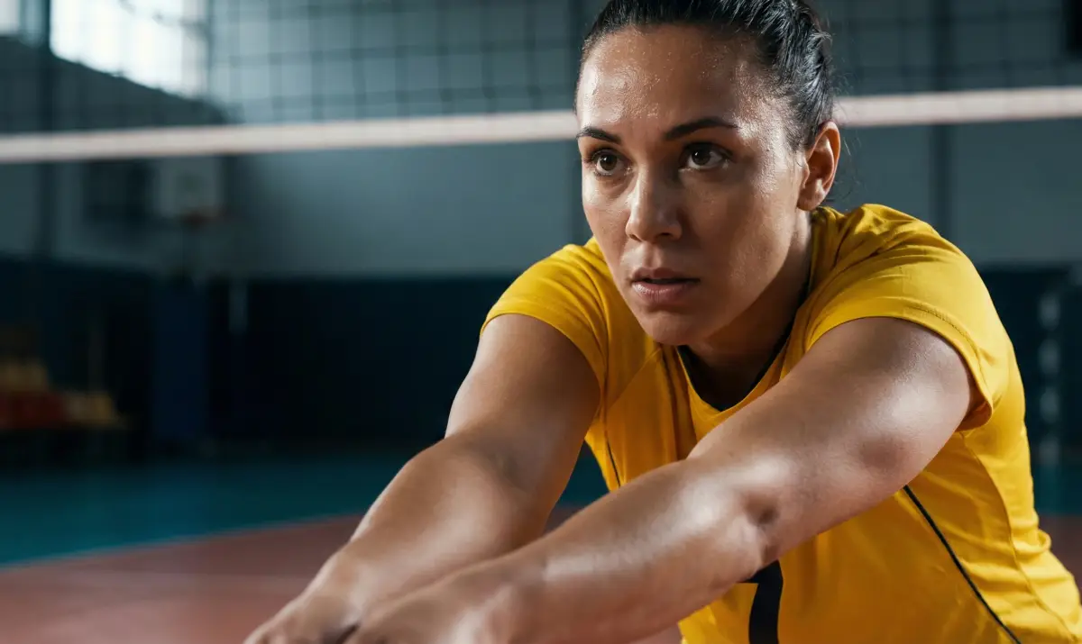 상대방의 서브를 받기 위해 낮은 자세로 집중하고 있는 리베로의 클로즈업