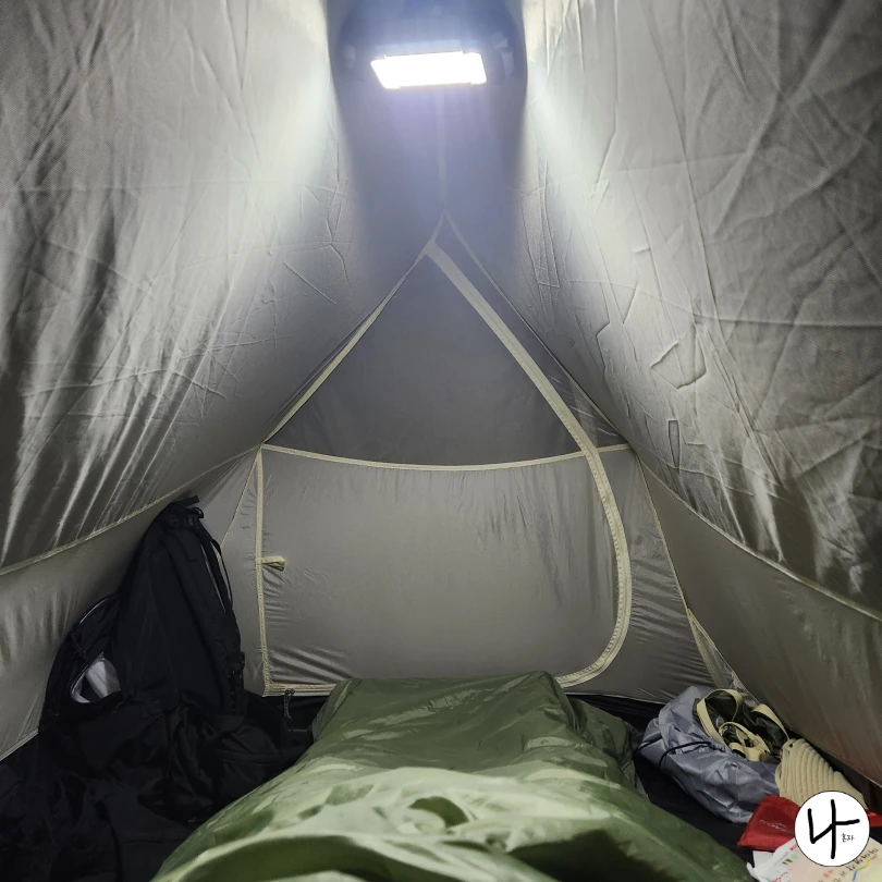 조명이-비추는-텐트-안