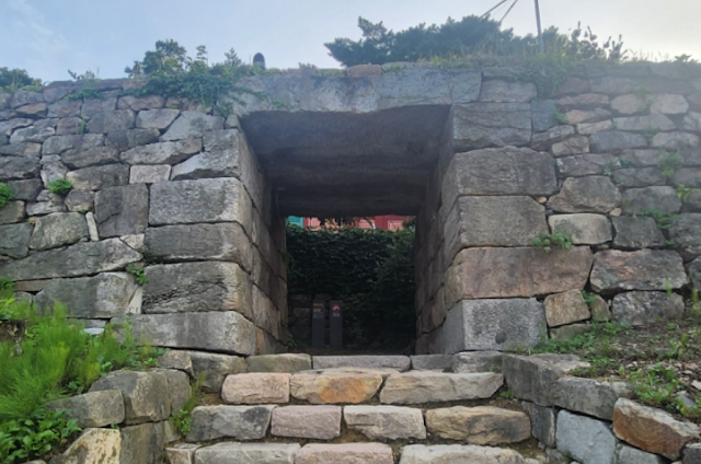 남아있는 성곽 문