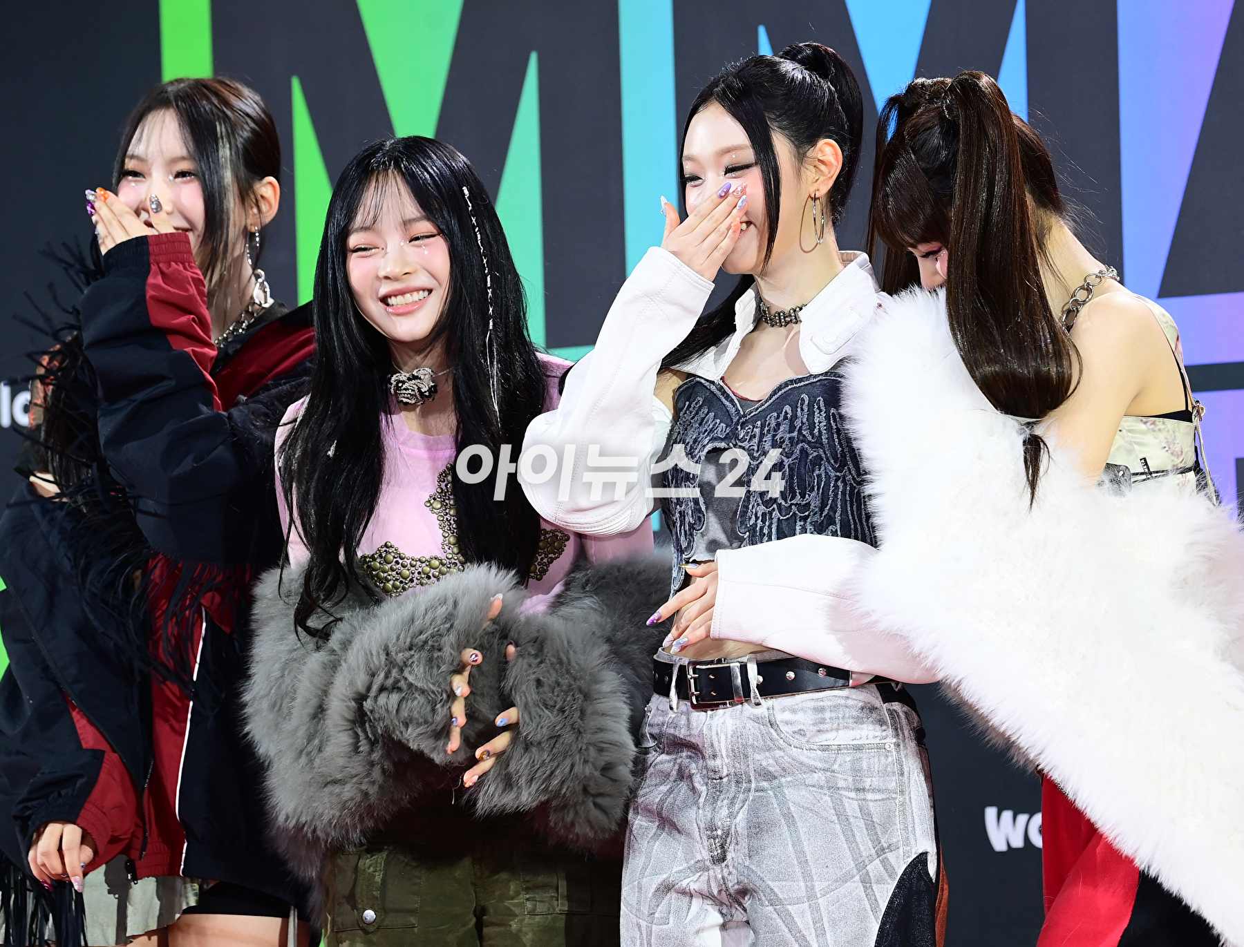&#39;오늘도 실험적 패션&#39; 그룹 뉴진스(NewJeans)가 2일 오후 인천광역시 중구 인스파이어 아레나에서 열린 MMA2023(멜론뮤직어워드) 레드카펫 행사에 참석하고 있다. [사진=정소희 기자]