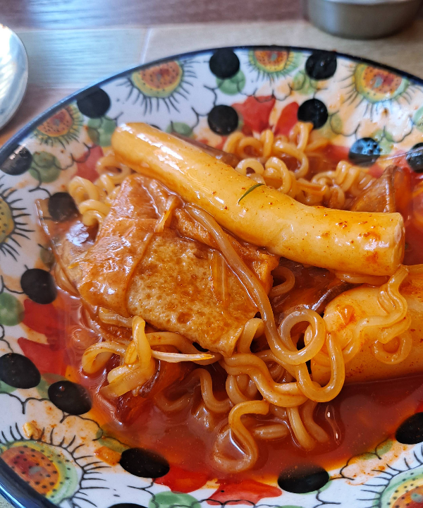 앞접시에 떡볶이 담다