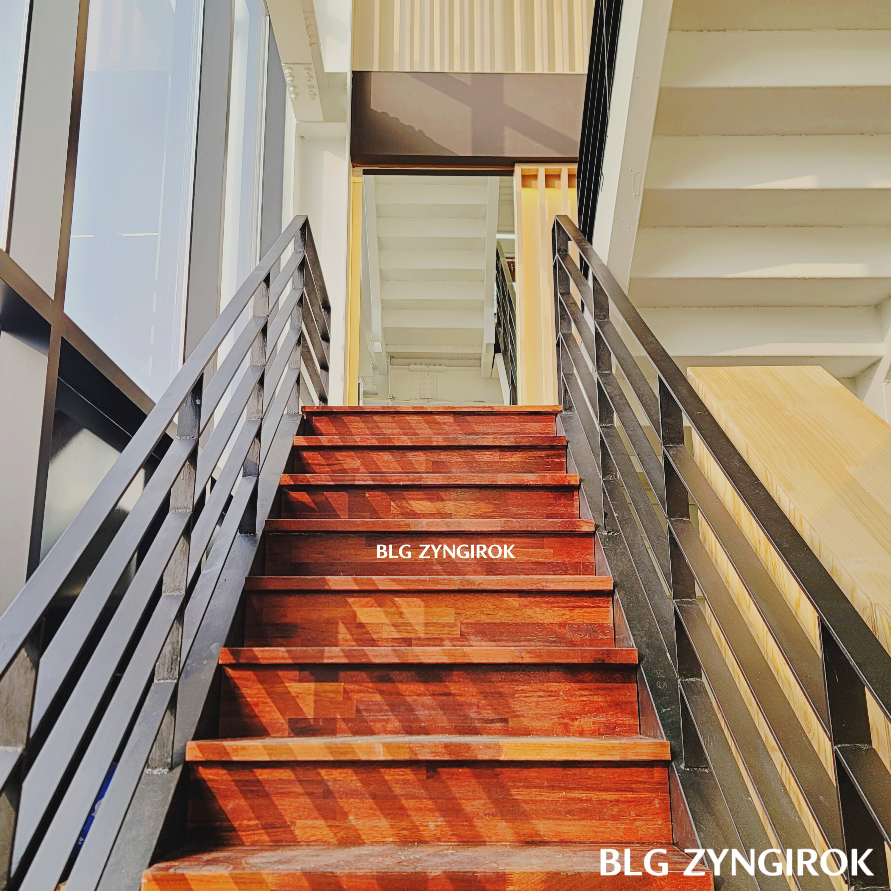 양주 카페 두루 계단 모습이다.