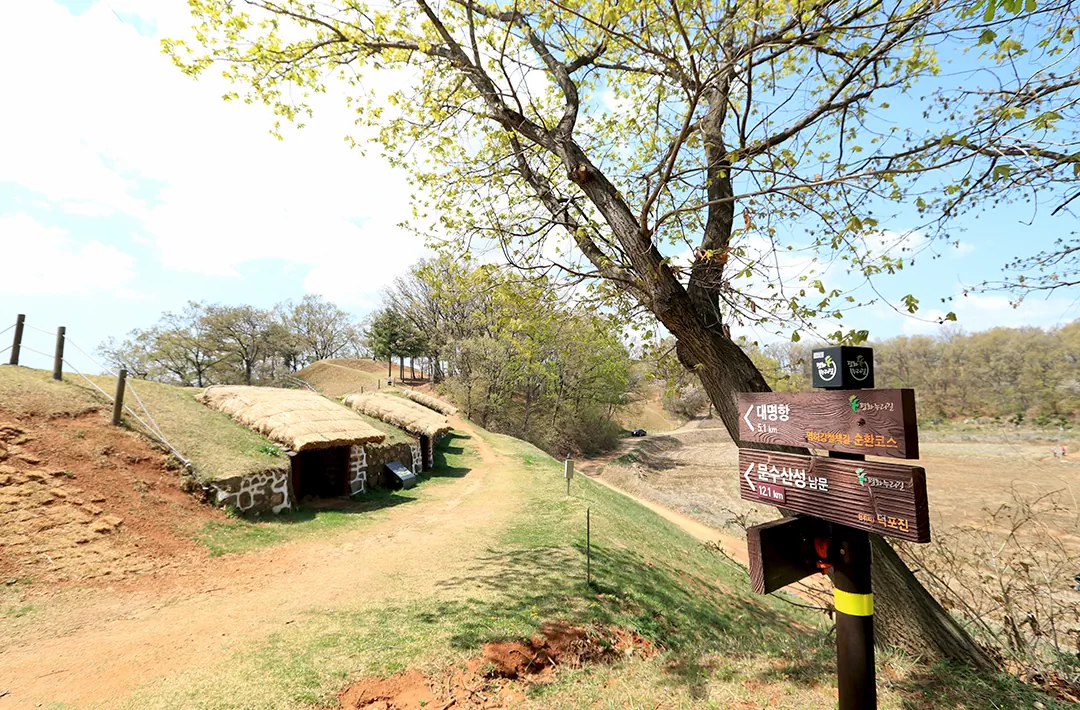 평화누리길 1코스 초반부 위치한복원된 덕포진 포대와 이정표 사진.
