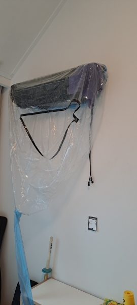 벽걸이 에어컨을 청소중이에요.