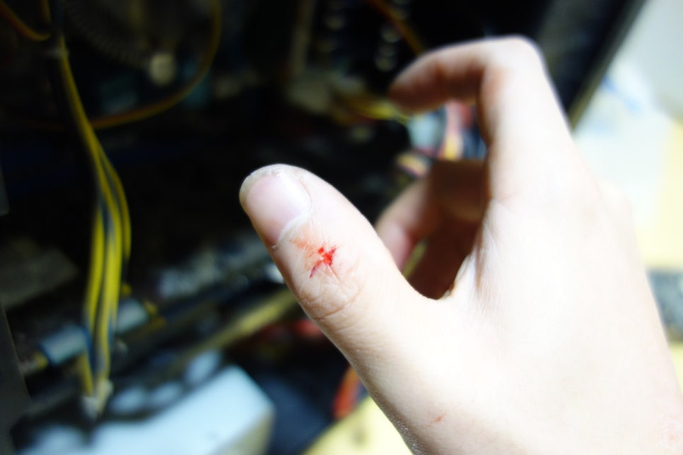 케이스 내부 공간이 부족한 상태 사진