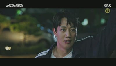 범죄에 사용된 신발의 주인과 함께 자수하러 왔다면서 소리치는 김래원의 모습입니다.