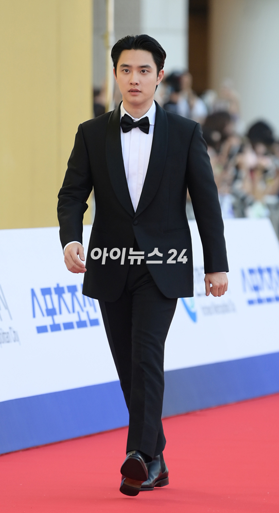 배우 도경수가 19일 인천 파라다이스시티에서 열린 제2회 청룡시리즈어워즈 레드카펫 행사에 참석하고 있다. [사진=정소희 기자]