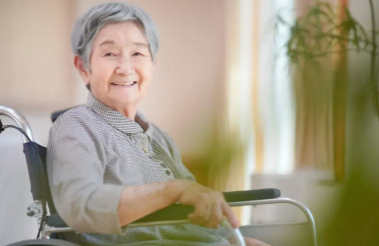 기념 촬영하는 고령자