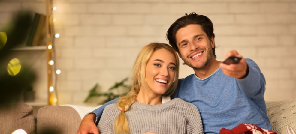 집에서 영화를 보는 커플 모습