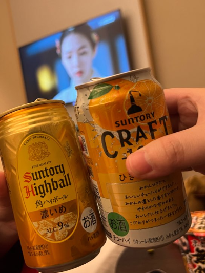 일본 편의점에서 구매한 산토리 하이볼과 크래프트 생맥주