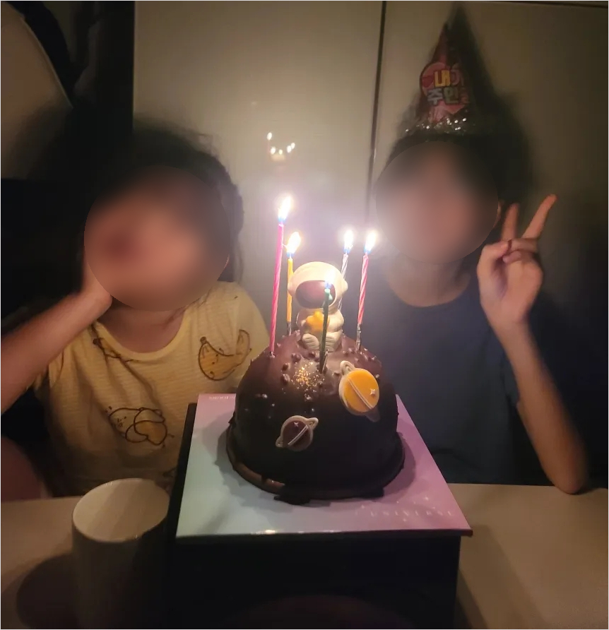 집에서 꼬깔쓰고 케익 초 불기