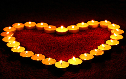 촛불들로 이루어진 하트