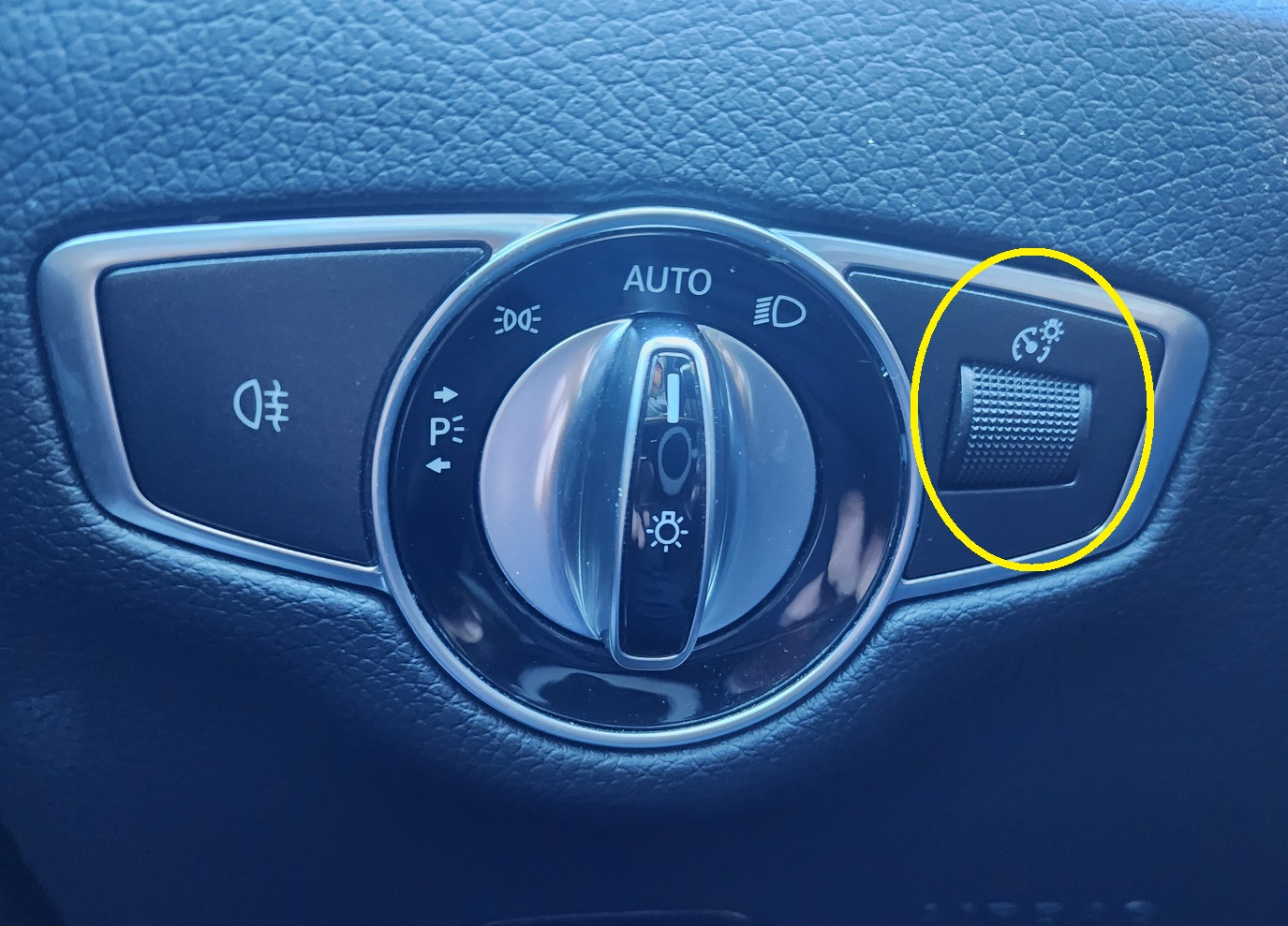 벤츠 E클래스 운전석 왼쪽 라이트 스위치와 계기판 밝기 조절 다이얼