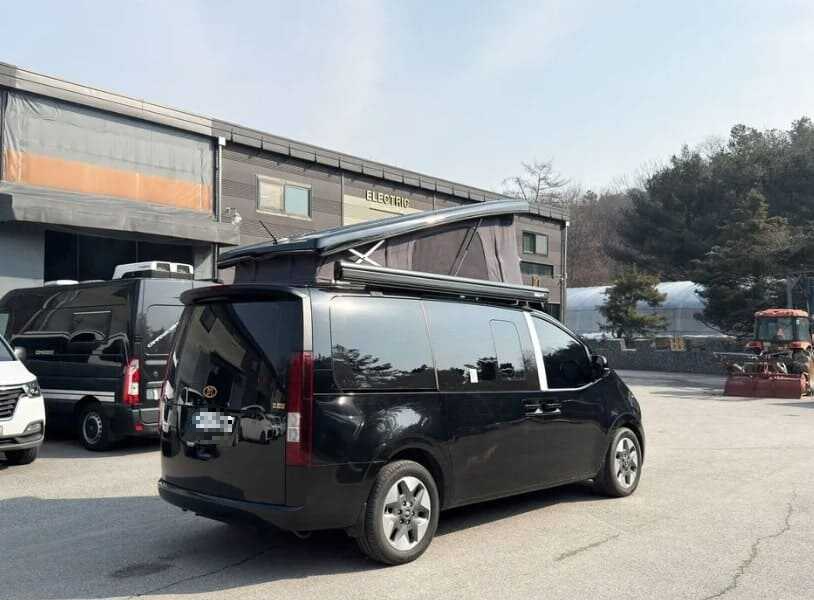 현대 스타리아 캠핑카 후측면 모습