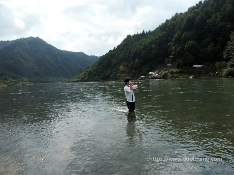 꺽지 낚시를 위해 캐스팅 하는 모습