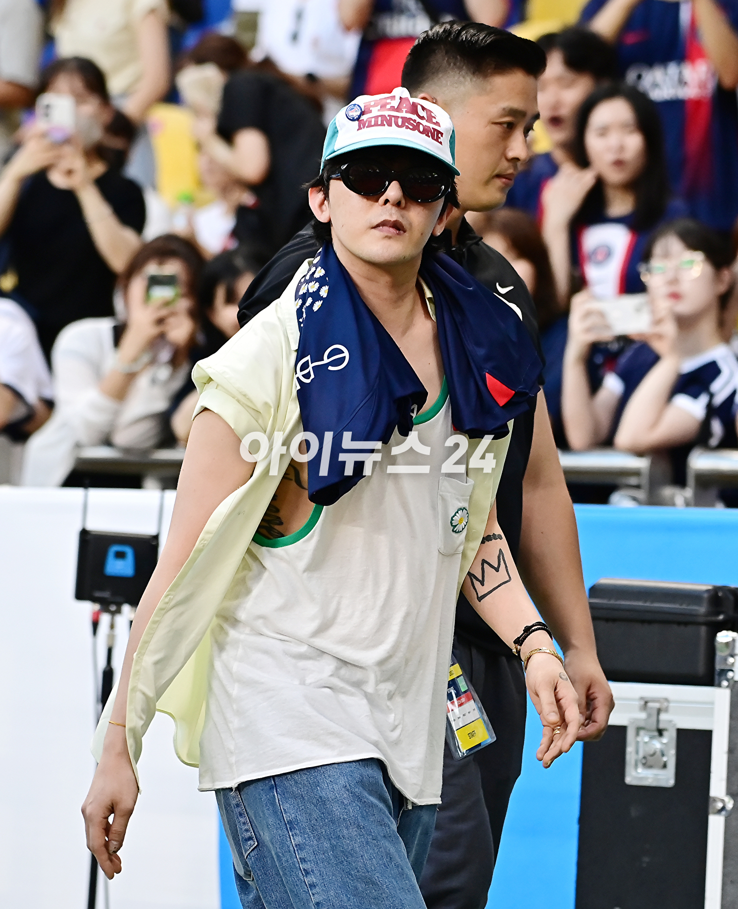 지드래곤이 3일 부산아시아드주경기장에서 열린 PSG와 전북 현대와의 쿠팡플레이 시리즈 3차전을 관전한 뒤 경기장을 나서고 있다. [사진=곽영래 기자]