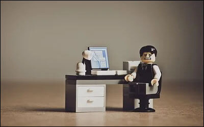 사무실에서 찡그리고 있는 레고