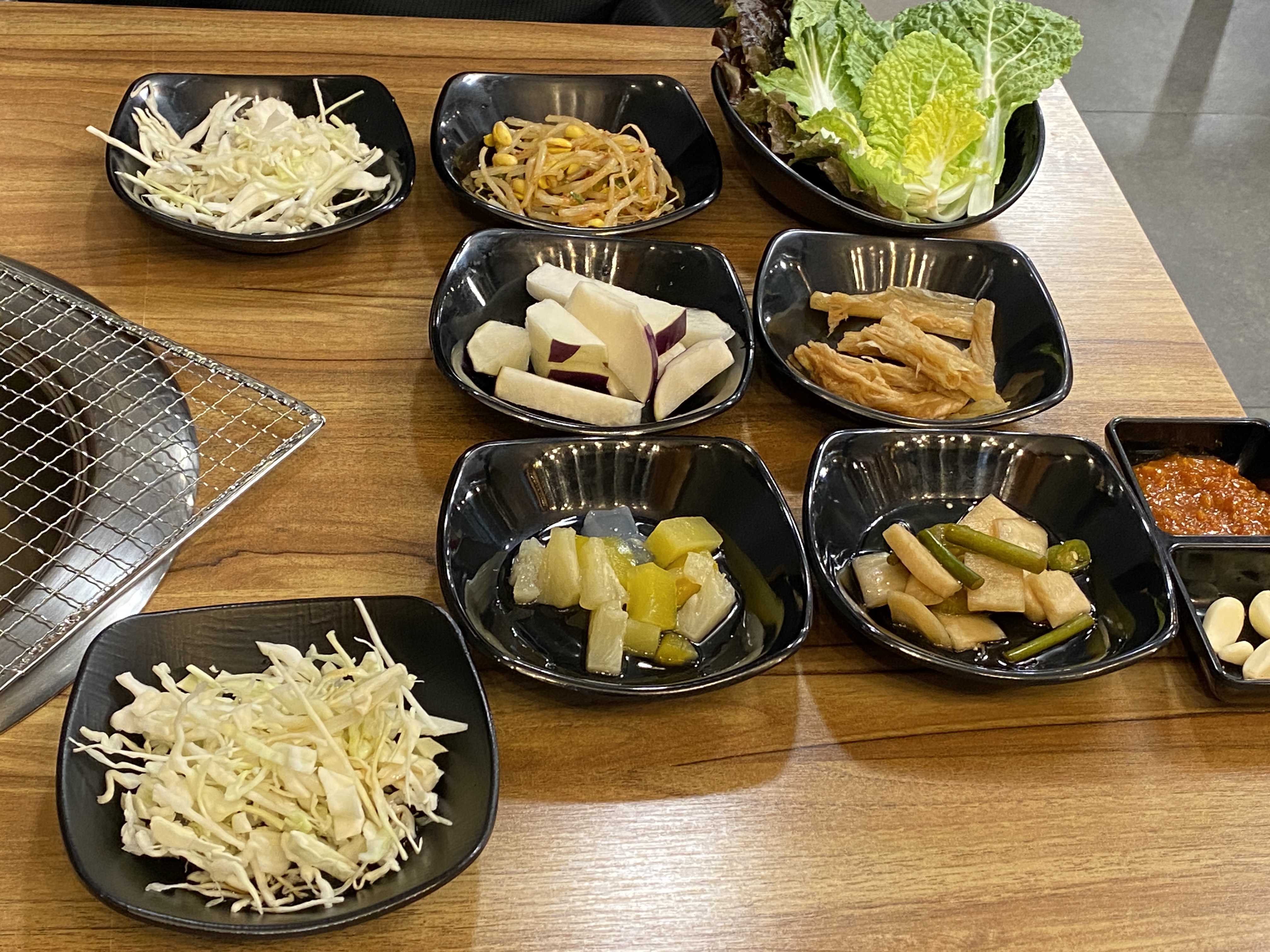 의춘숯불닭갈비 기본 상차림