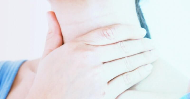 손으로-쥐어진-목