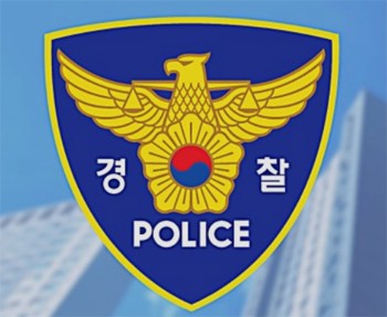 범죄 현장에서 도망치는 경찰관