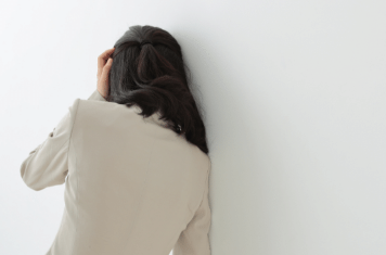 현기증으로 어지러운 여성