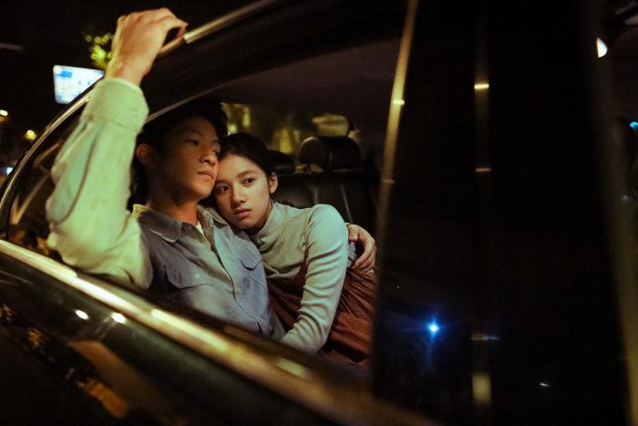 청춘적니 영화 장면, 차 안에서 서로 기대어 있는 남녀 주인공의 모습