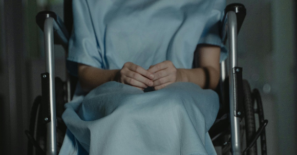 고령의 환자를 조롱하고 폭행한 80대 간병인이 벌금형을 선고받았다. 본 기사와 무관한 이미지. [사진=픽셀스]