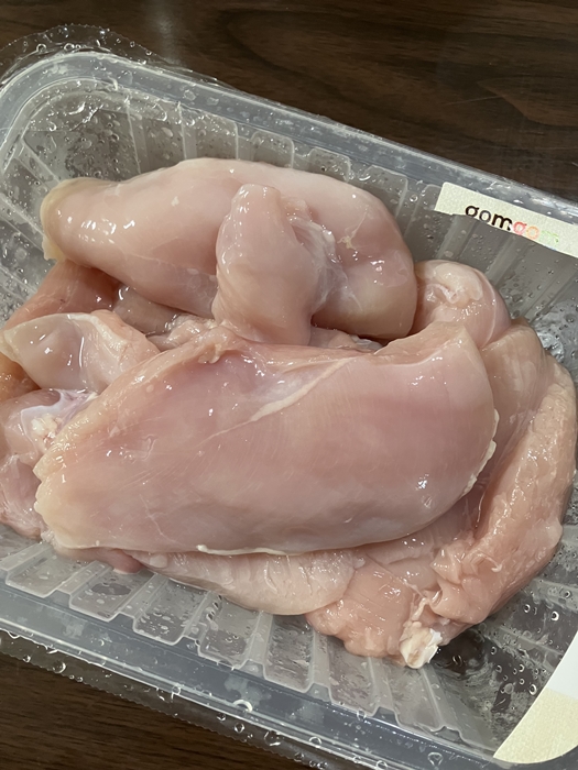 포장에서 꺼낸 곰곰 냉장 닭가슴살을 깨끗이 씻은 후 정리한 생닭가슴살 모음