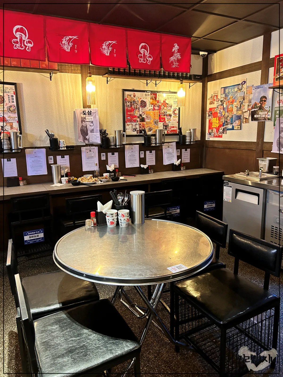 잠실-방이동-먹자골목-중식집-마차이-내부-여러명이-둘러-앉을수있는-4인석