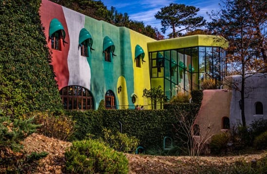 빨간색 초록색 노란색등으로 칠해져 있는 건물의 외부