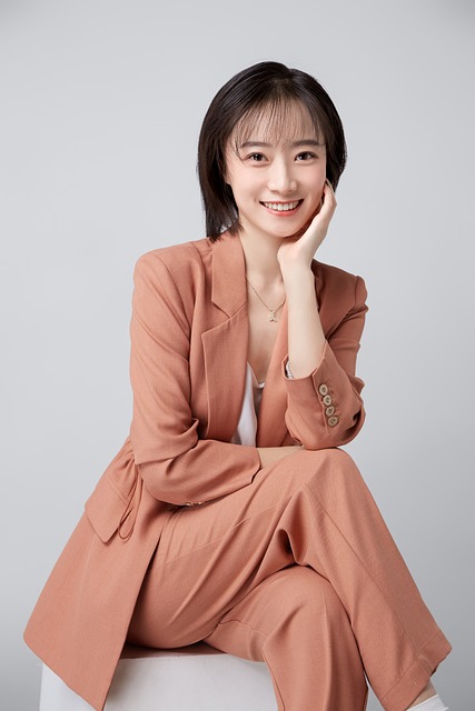 밝은 오렌지 컬러 슬랙스를 입은 여성