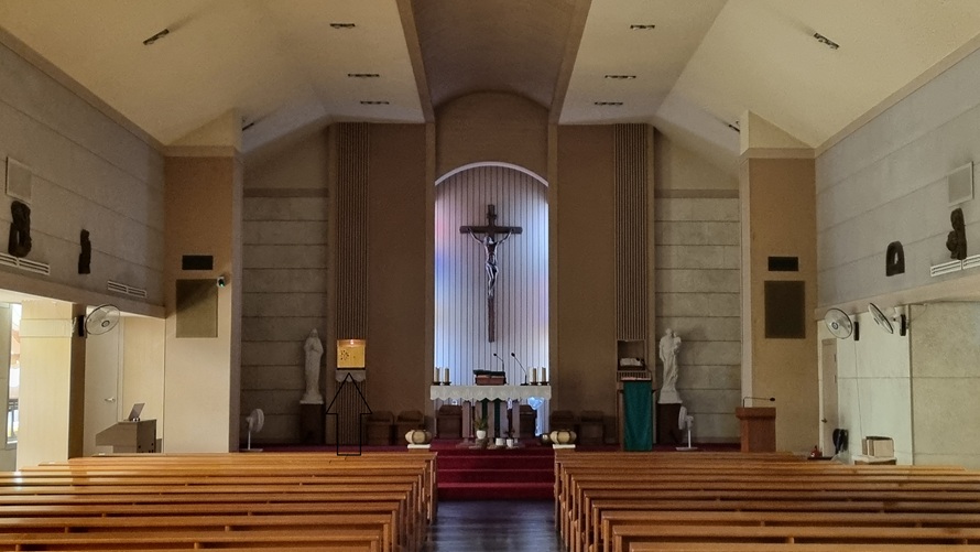 충주 안림동성당 성전 안 십자고상, 제대, 제단, 감실 사진
